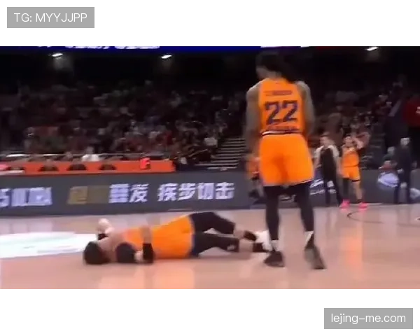 抢篮板犯规判定标准是什么?规则解析与实战判罚依据 抢篮板犯规判定标准是什么?规则解析与实战判罚依据